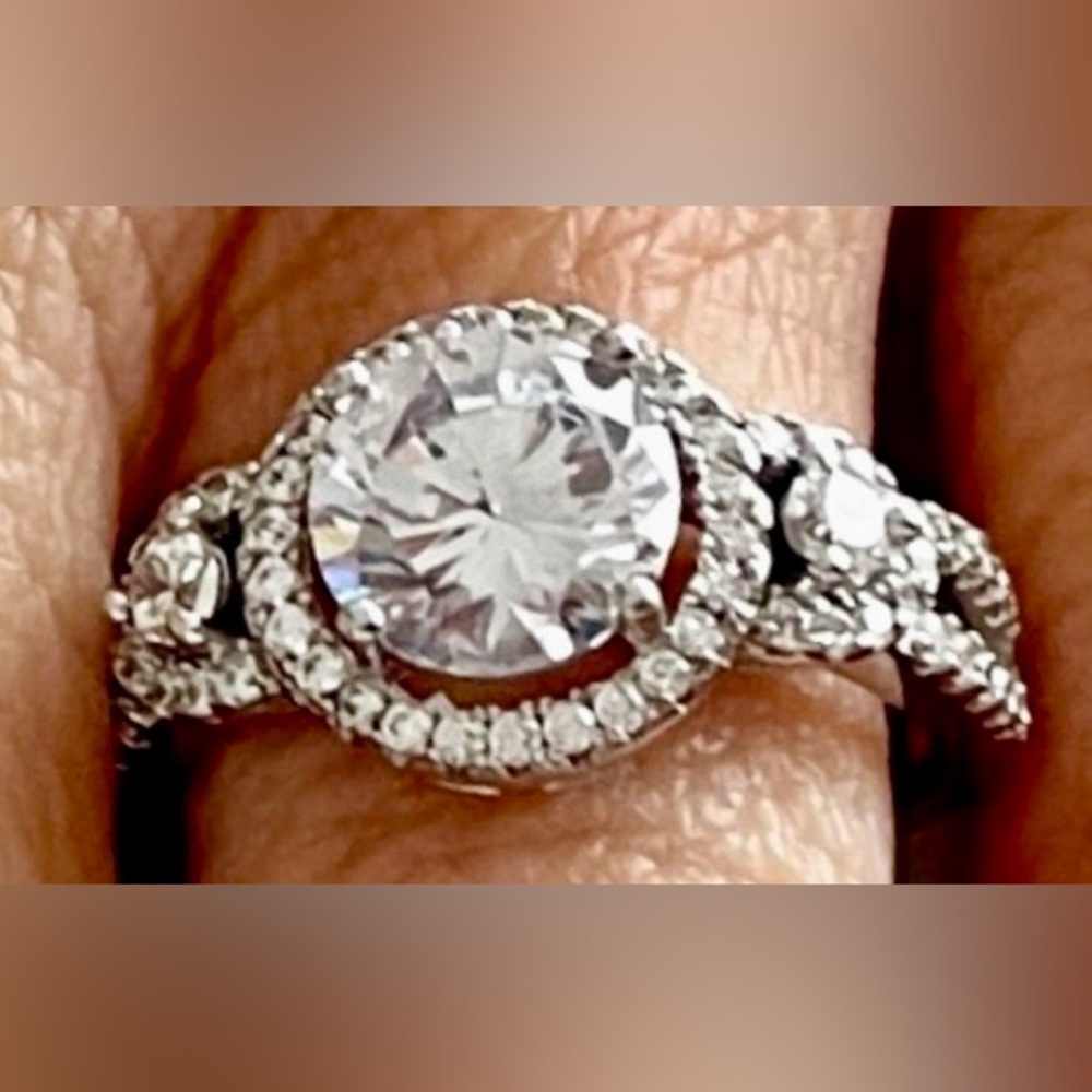 Bejewelled 925 Solid Sterling Silver Ring with Stunning Clear Gemstones. Size 6